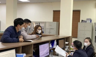 Cả cán bộ hải quan và người dân đều đeo khẩu trang khi giao dịch, làm thủ tục XNK