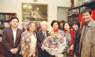 Bà Phạm Thị Xuân Khải (thứ 3 phải sang) cùng các nhà báo Tiền Phong thăm Đại tướng Võ Nguyên Giáp