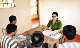 Chị khéo léo hỏi cung các bị can tại Nhà tạm giữ