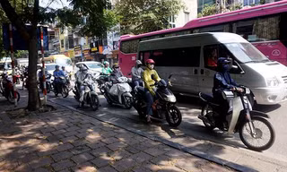 Nắng nóng gay gắt, người dừng đèn đỏ chọn bóng mát