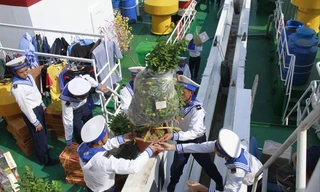 Mang hàng Tết ra Nhà giàn DK1. Ảnh: Trường Phong