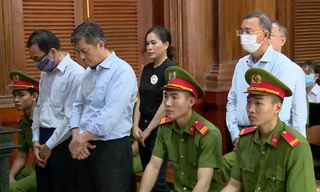 Các bị cáo nghe Tòa tuyên án. Ảnh: PV