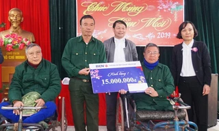 Lãnh đạo BIDV chi nhánh Hà Nam trao tặng quà tại Trung tâm điều dưỡng thương binh nặng Liêm Cần - Hà Nam. Ảnh: Long Vân