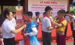 Sôi nổi chương trình “Khăn hồng hữu nghị” giữa thiếu nhi biên giới. Ảnh: Duy Chiến