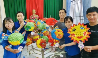 Những chiếc đèn ngộ nghĩnh được các bạn trẻ làm từ vật liệu tái chế tặng thiếu nhi. Ảnh: PV 