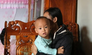 Chị Trần Hồng Nhị vỗ về cậu con trai mới 10 tháng tuổi