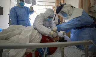 Các bác sĩ đang điều trị cho một bệnh nhân nhiễm Covid-19 tại bệnh viện ở Vũ Hán. Ảnh: AP