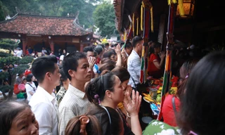 Khoảng 5 vạn người đổ về chùa Hương ngày khai hội. Ảnh: KỲ SƠN