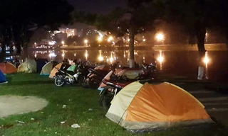 Ðà Lạt “cháy” phòng, du khách dựng lều ven hồ Xuân Hương