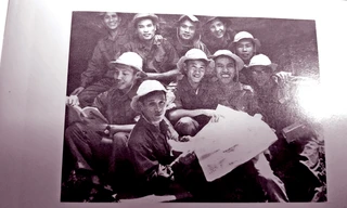 Ảnh chụp trong hang núi Hòa Bình trước khi đi B từ trái hàng sau Khải Hoàn, Sơn Tùng, Phạm Hậu, Tâm Tâm, Quang Huyền. Ảnh: Quang Huyền cung cấp