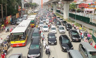 Metro chậm tiến độ đã khiến cho ùn tắc giao thông ngày càng nghiêm trọng Ảnh: A.Trọng