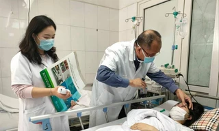 Bác sĩ Nguyễn Hồng Hà kiểm tra lại thị lực cho bệnh nhân H. Ảnh: Thái Hà