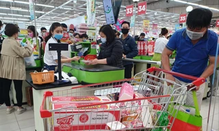 Người dân chen chân, xếp hàng tích trữ thực phẩm. Ảnh: Long Vân 