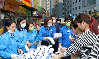 ĐVTN Thủ đô tặng nước rửa tay cho người dân phòng chống dịch Covid-19. Ảnh: P.V