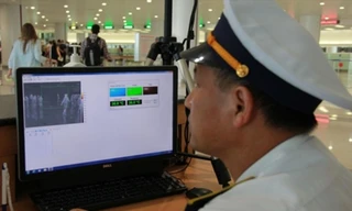 Máy đo thân nhiệt theo dõi hành khách tại sân bay Nội Bài, Hà Nội 