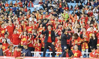 Tạ Quang Thắng hát “Việt Nam ơi” tại sân Mỹ Đình hôm tuyển Việt Nam đá giao lưu với tuyển với CHDCND Triều Tiên (12/2018). Ảnh: NHƯ Ý