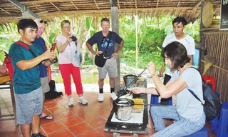 Khách quốc tế trải nghiệm làm bánh trên cồn Sơn