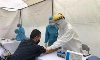 Lấy mẫu làm xét nghiệm tại điểm test nhanh ở trường THCS Đống Đa. Ảnh: H.M 