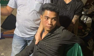 Đối tượng Đỗ Văn Thái dùng dao khống chế lái xe taxi để cướp. Ảnh: Hoàng Long 