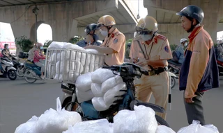 Chiếc xe được độ khung sườn, chở khoảng 300kg bún tươi bị tạm giữ