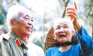 Đại tướng trong một lần ghé thăm mẹ Nghèng