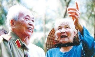 Đại tướng trong một lần ghé thăm mẹ Nghèng