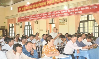 Người dân địa phương phản đối việc tiếp tục tập kết rác thải tại bãi rác tạm thôn Cây Sy​ trong cuộc đối thoại ngày 26/2