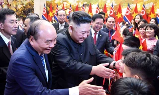 Thủ tướng Nguyễn Xuân Phúc và Chủ tịch Kim Jong-un với các cháu thiếu niên Hà Nội. Ảnh: Hồng Vĩnh