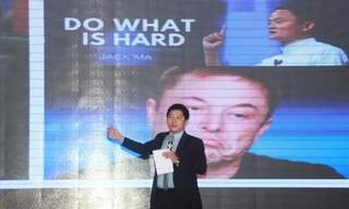 Các doanh nhân thành đạt chia sẻ tại diễn đàn. Ảnh: NGÔ TÙNG