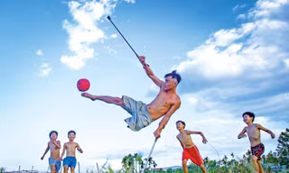 “Thánh một chân” Lương Phi có thể làm được điều ít người bình thường có thể làm. Ảnh: Lê Trọng Khang