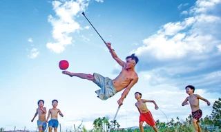 “Thánh một chân” Lương Phi có thể làm được điều ít người bình thường có thể làm. Ảnh: Lê Trọng Khang