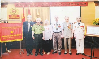 Ông Trương Tiến Ba (người thứ 2 từ trái qua phải) cùng đồng đội đơn vị trong lần gặp mặt tại Hải Phòng. Ảnh: Nhân vật cung cấp