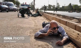 Một số binh sỹ đã phải bò trên đường để tránh đạn trong vụ tấn công đẫm máu ngày 22/9. Ảnh: ISNA 