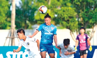 Một pha bóng trong trận Phố Hiến (áo xanh) gặp An Giang (áo trắng) chiều 7/7. Ảnh: Trần Anh