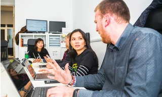 Văn Đinh Hồng Vũ trao đổi với cộng sự ở Elsa