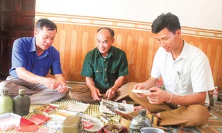 Một số hình ảnh ông Phạm Văn Mão (mặc áo bộ đội) đang giới thiệu các kỷ vật chiến tranh ông tìm được cho mọi người. Ảnh: Hoàng Lam 