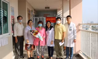 Li ZiChao đến đón mẹ trong niềm vui cùng các bác sĩ bệnh viện quận 11