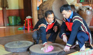 Ông Y Môi (bìa trái) bên chiếc chiêng cái của gia đình 