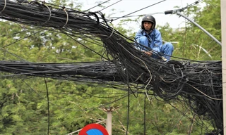 Dây điện, cáp viễn thông như mạng nhện trên đường ở TPHCM