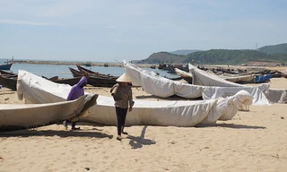 Hình ảnh thuyền nằm bãi tại xã Kỳ Phương, Kỳ Anh