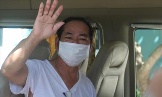 Bệnh nhân 936 vẫy tay chào mọi người trước khi lên xe rời viện 