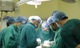 Bác sĩ phẫu thuật cắt tuyến vú, vét hạch cho bệnh nhân