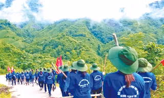 Vẻ đẹp của màu áo TNTN luôn hiện diện ở muôn nơi. Ảnh: Ngô Tùng