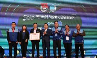 Anh Nguyễn Anh Tuấn, Bí thư thứ nhất T.Ư Đoàn, tặng bằng khen của BCH T.Ư Đoàn cho Trung tâm Thông tin Nguồn lực Tình nguyện Việt Nam 