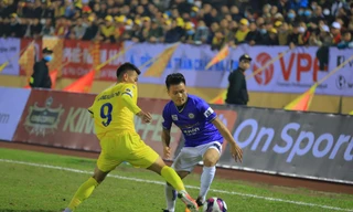 Một pha bóng trong trận mở màn của LS V-League 2021