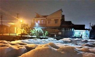 Kênh Ba Bò nổi trắng bọt hóa chất thải ra từ các nhà máy xung quanh. Ảnh: Hương Chi