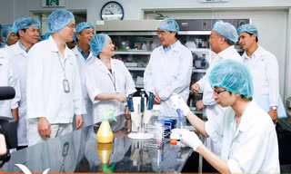 Lãnh đạo nhà nước thăm phòng thí nghiệm