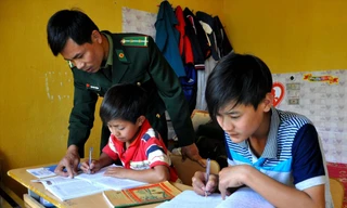 Hai em nhỏ mồ côi cha mẹ được Đồn Biên phòng Thu Lũm (Lai Châu) nhận nuôi dưỡng trong chương trình Nâng bước em tới trường. ẢNH: PV