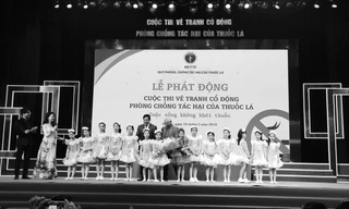 PGS. TS. Lương Ngọc Khuê, Cục trưởng Cục Quản lý Khám - chữa bệnh (Bộ Y tế), Giám đốc Quỹ Phòng, chống tác hại của thuốc lá và họa sỹ Trần Khánh Chương, Chủ tịch Hội Mỹ thuật Việt Nam tặng hoa cho các em thiếu nhi