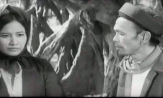 Nghệ sĩ Hòa Tâm (phải) trong vai mật thám Công và Thanh Tú trong vai nữ cán bộ Việt Minh, phim Sao tháng tám, 1976